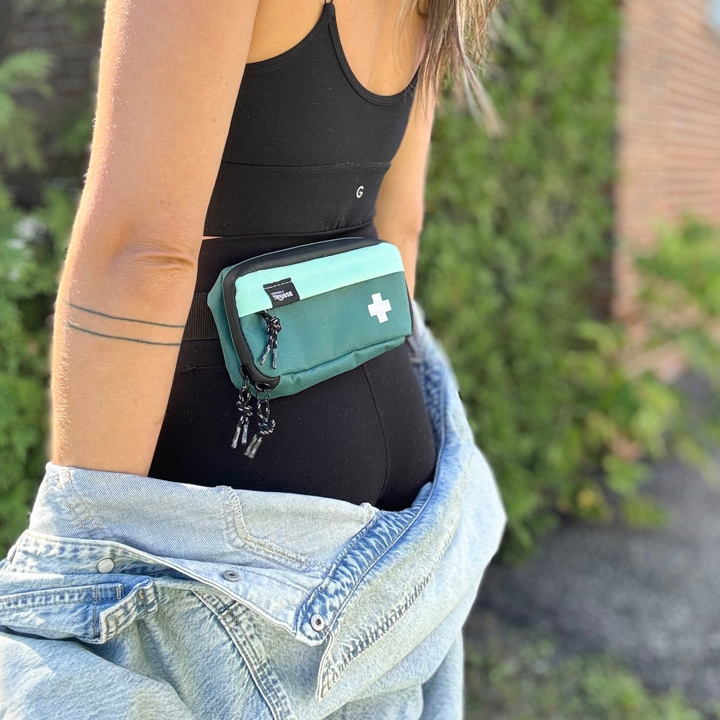 Carrying pouch for auto-injector