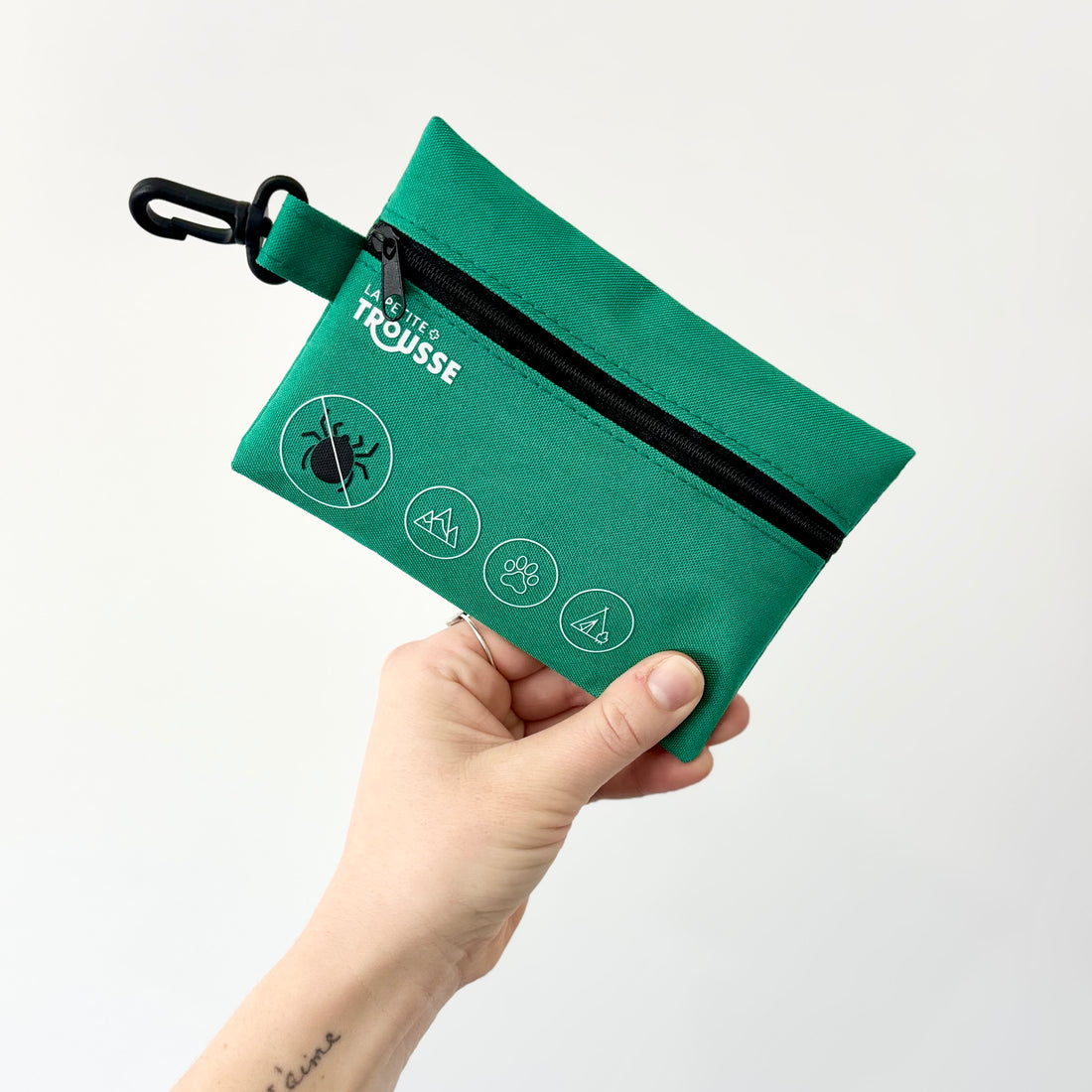 La pochette du kit de gestion des tiques, clipsée à une sangle