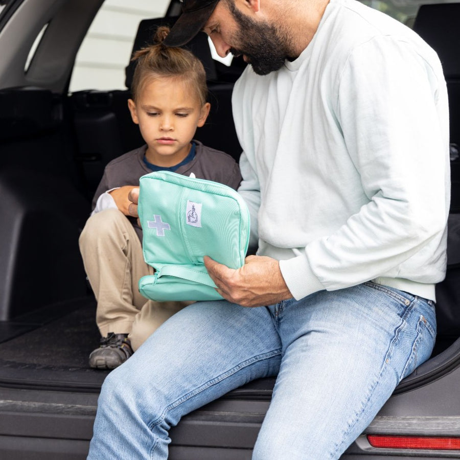 La trousse prête dans l'auto, avant de partir au chalet